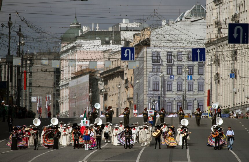 На Тверской состоялось шествие военных оркестров разных стран 12 фото
