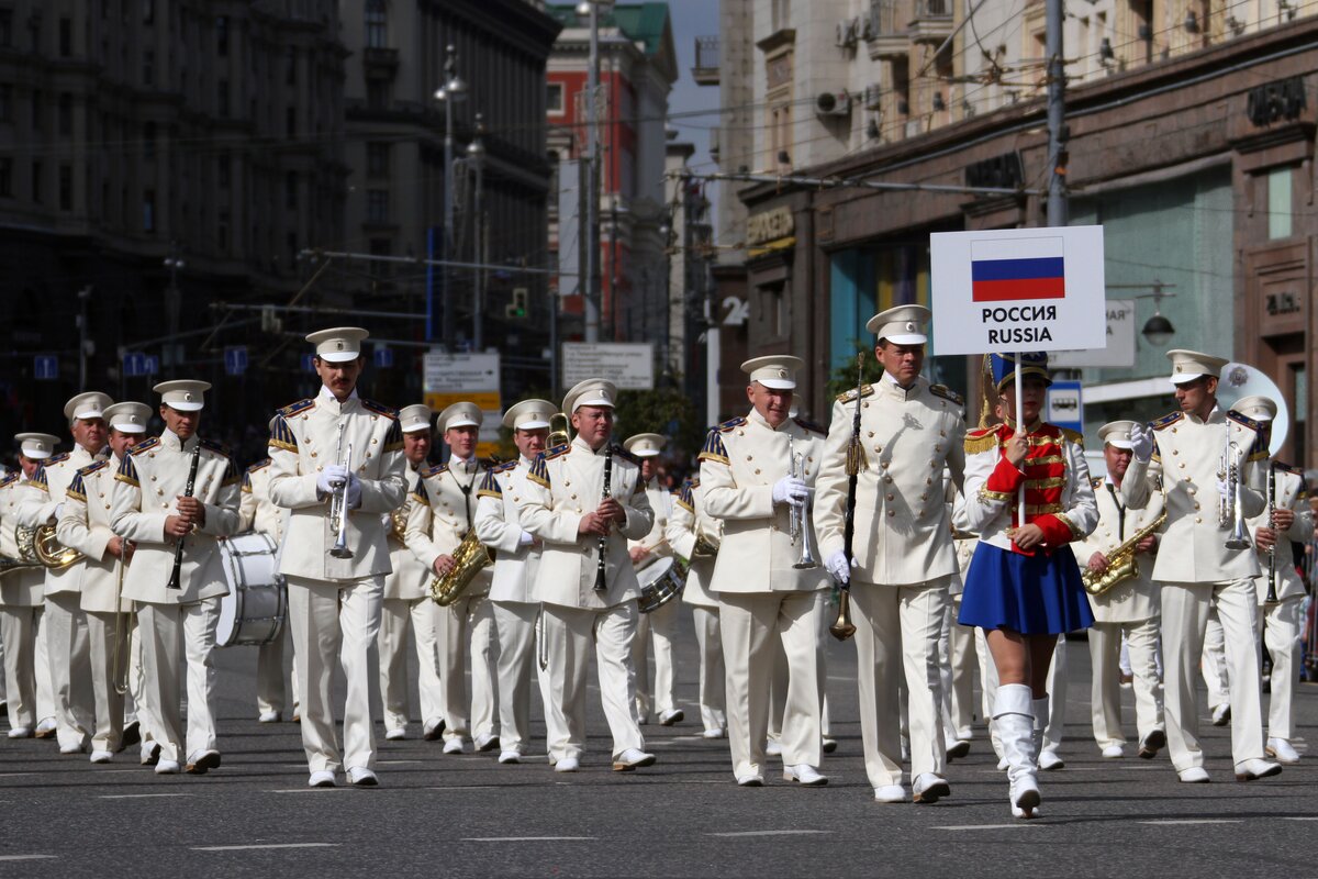 В каком году состоялся парад. Праздничное шествование военных стройными рядами..