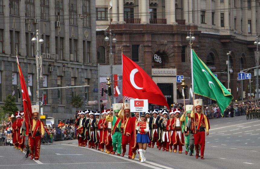 На Тверской состоялось шествие военных оркестров разных стран 2 фото