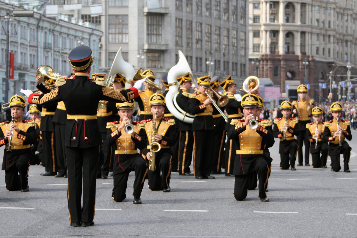 Песня 9 мая проходит парад оркестры играют. Военный оркестр. Парад оркестров. Военный духовой оркестр. Форма военного оркестра.