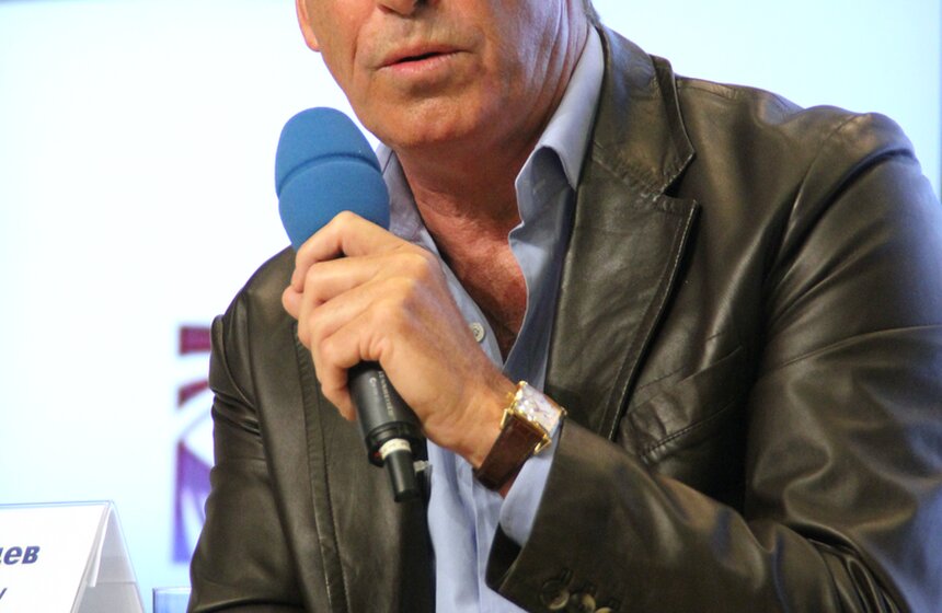 Пирс Броснан представил в Москве фильм "Человек ноября" 14 фото