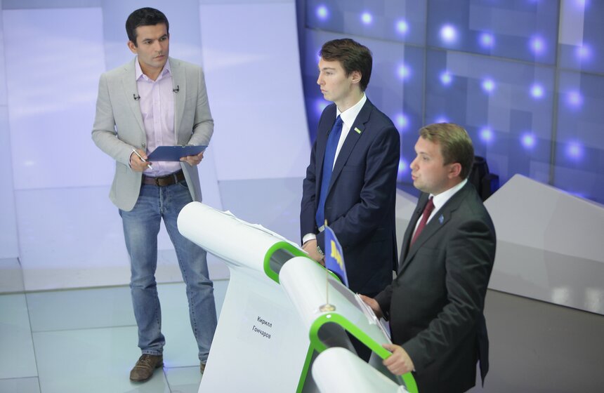 Кандидаты в депутаты Мосгордумы от 32 округа Кирилл Гончаров ("Яблоко") и Борис Чернышов (ЛДПР)