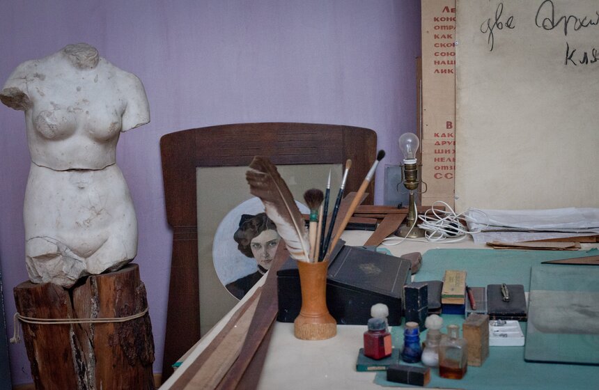 Кабинет Константина Мельникова, рабочий стол архитектора.