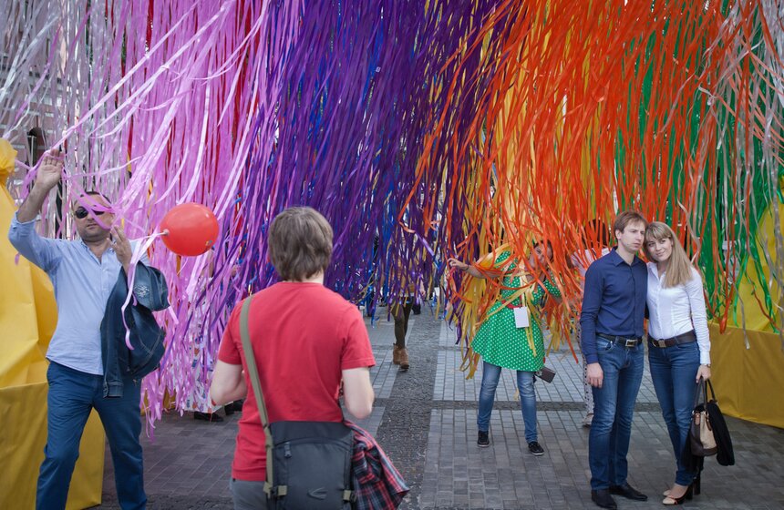 В саду имени Баумана состоялось шоу  "Цветной карнавал" 1 фото