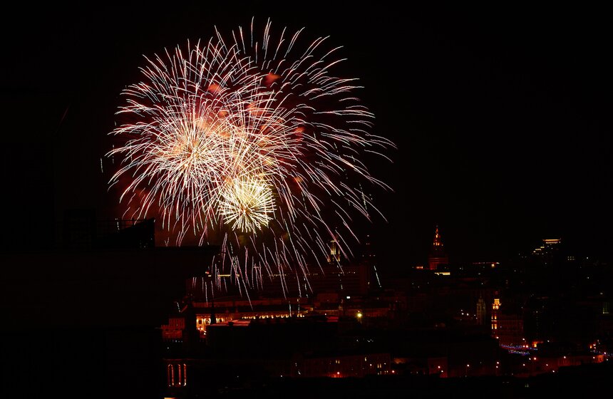 Вечером 6 сентября над Москвой прогремел праздничный салют 7 фото