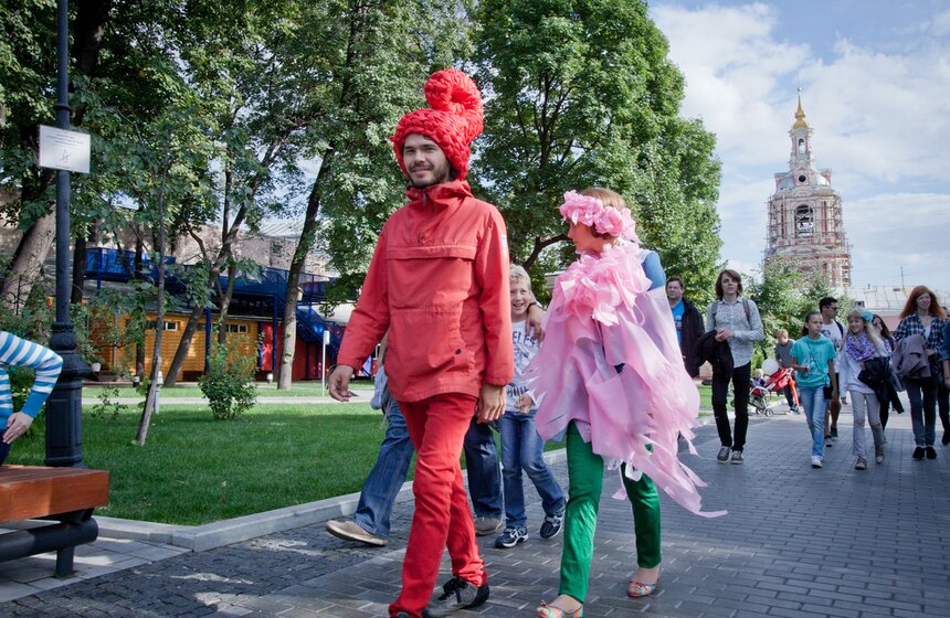 В саду имени Баумана состоялось шоу  "Цветной карнавал" 22 фото