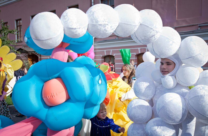 В саду имени Баумана состоялось шоу  "Цветной карнавал" 24 фото