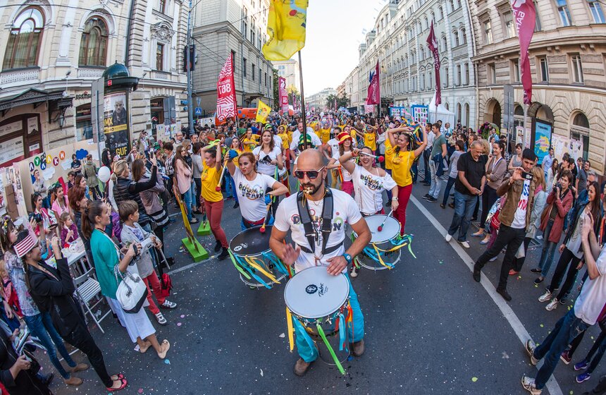 В центре Москвы прошел карнавал "Яркие люди" 23 фото