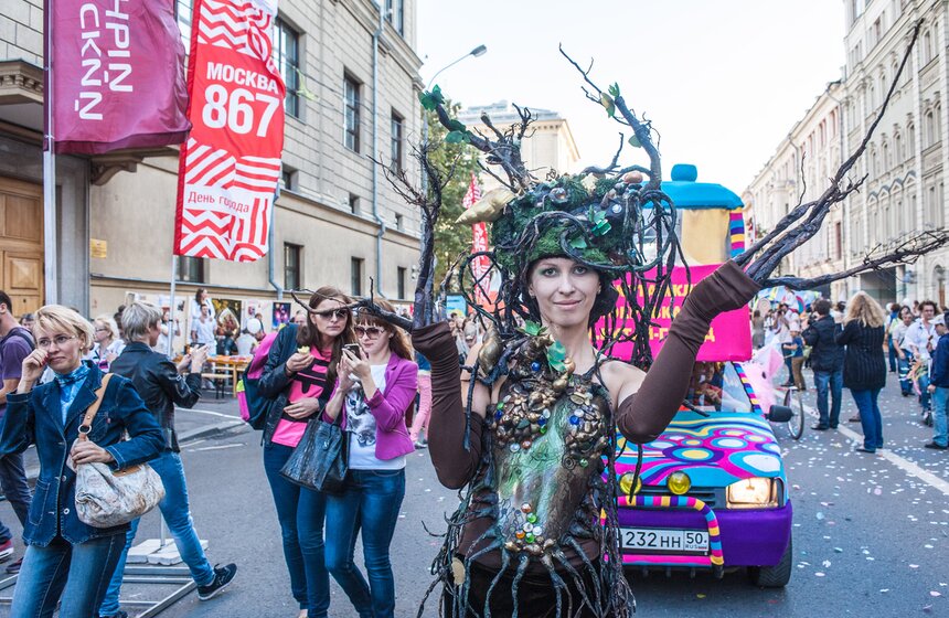 В центре Москвы прошел карнавал "Яркие люди" 21 фото