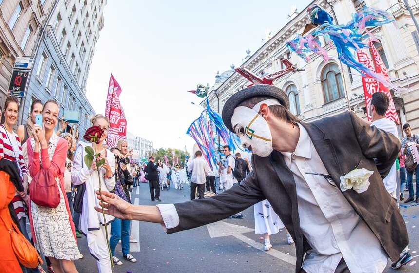 В центре Москвы прошел карнавал "Яркие люди" 24 фото