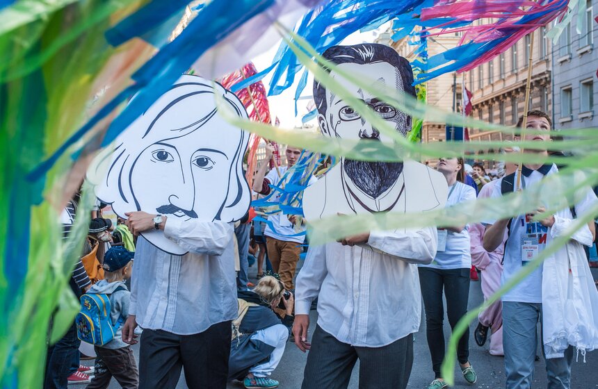 В центре Москвы прошел карнавал "Яркие люди" 28 фото