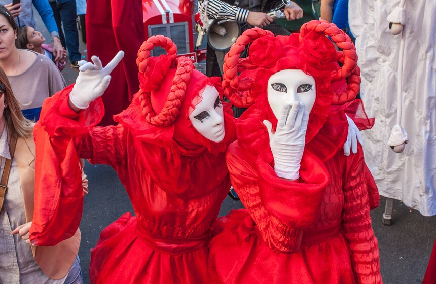 В центре Москвы прошел карнавал "Яркие люди" 12 фото