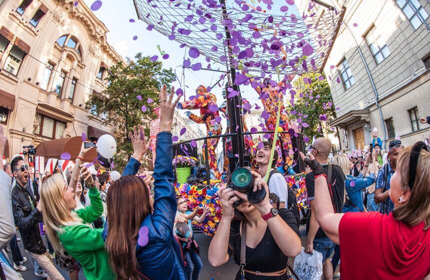 В центре Москвы прошел карнавал "Яркие люди" 14 фото