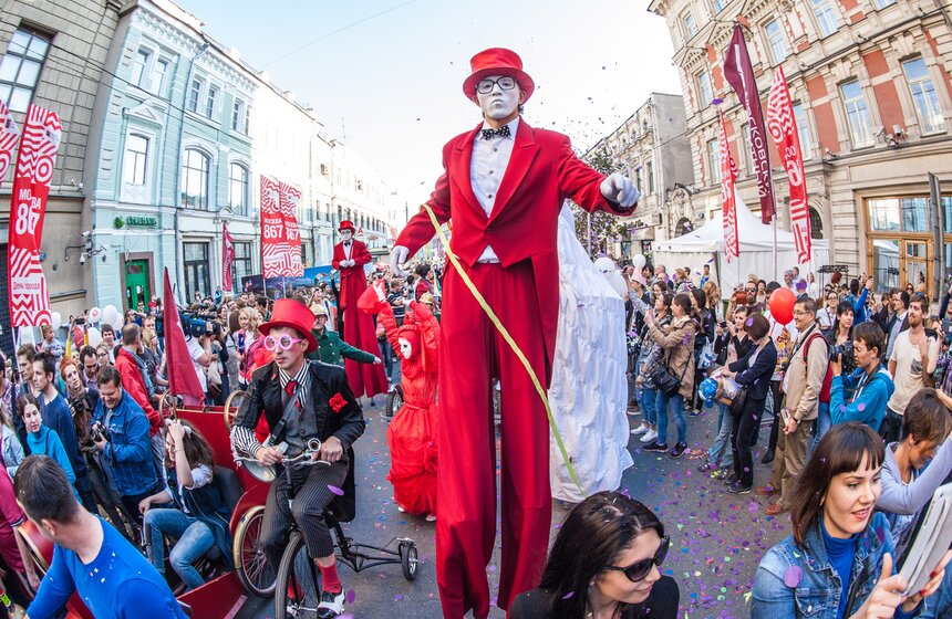 В центре Москвы прошел карнавал "Яркие люди" 15 фото
