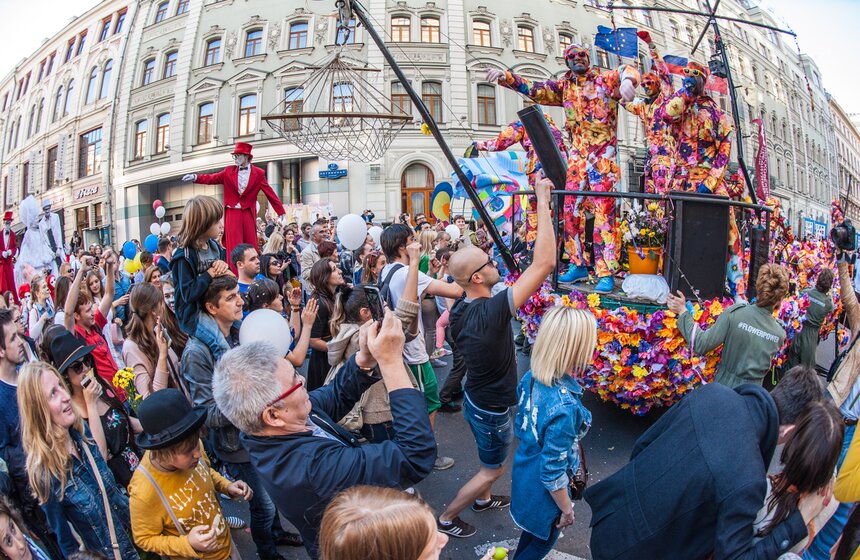 В центре Москвы прошел карнавал "Яркие люди" 18 фото