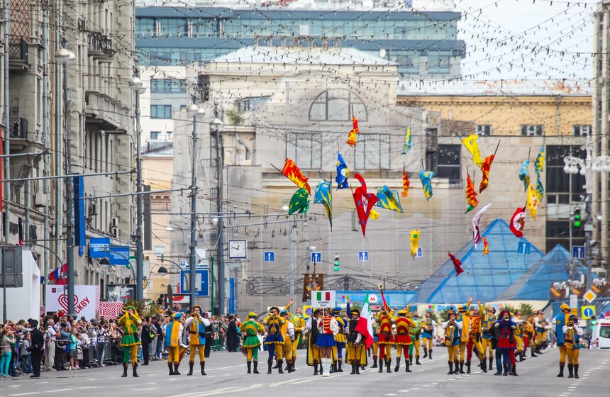 На Тверской состоялось шествие военных оркестров разных стран 28 фото
