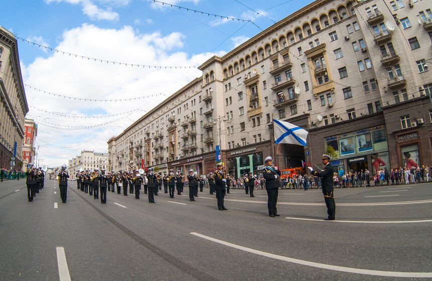 На Тверской состоялось шествие военных оркестров разных стран 17 фото
