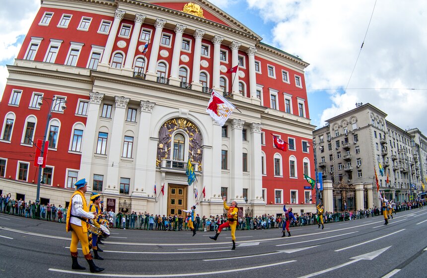 На Тверской состоялось шествие военных оркестров разных стран 15 фото