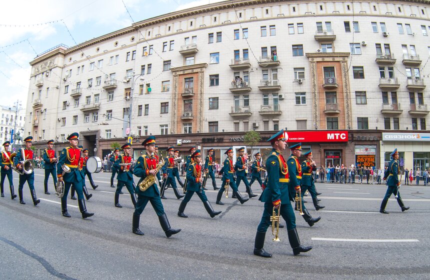 На Тверской состоялось шествие военных оркестров разных стран 21 фото