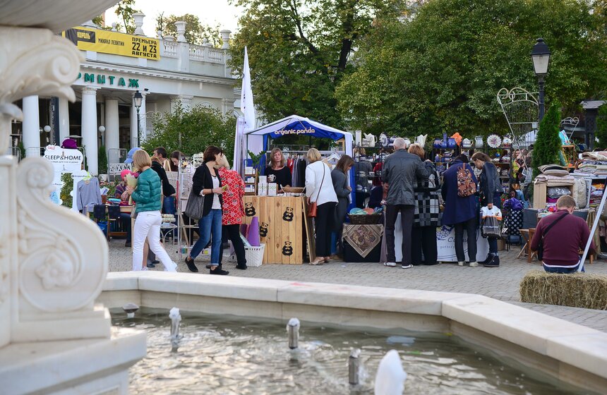 В День города в саду "Эрмитаж" прошел фестиваль "Большие гости" 7 фото