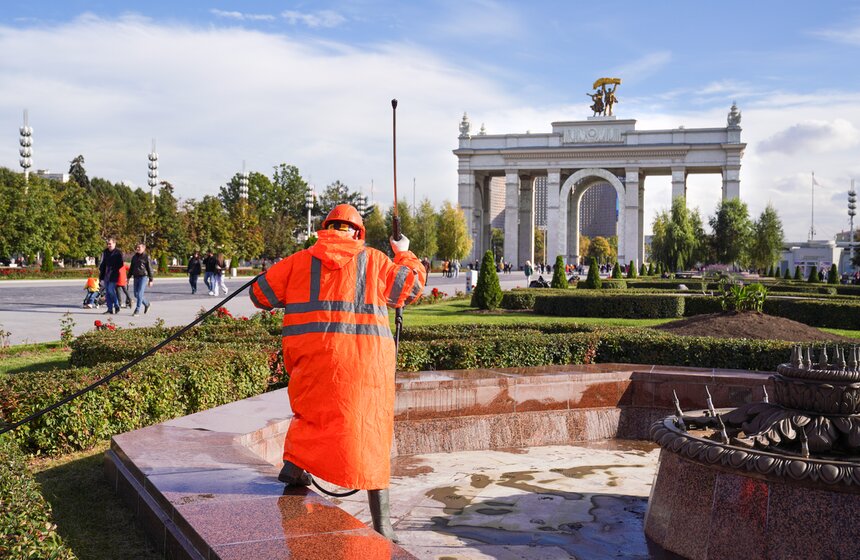 Сезон работы фонтанов завершился в Москве 15 фото