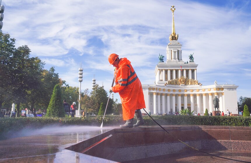 Сезон работы фонтанов завершился в Москве 10 фото