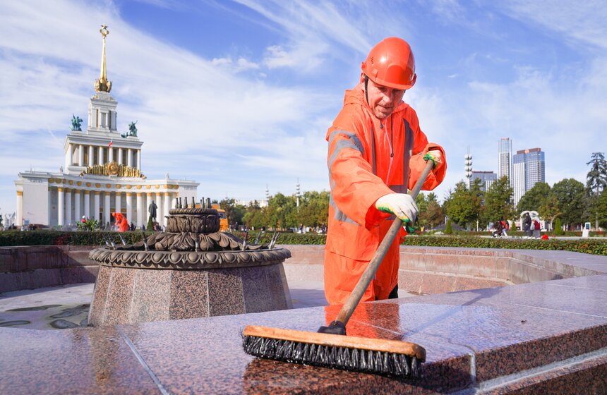 Сезон работы фонтанов завершился в Москве 16 фото