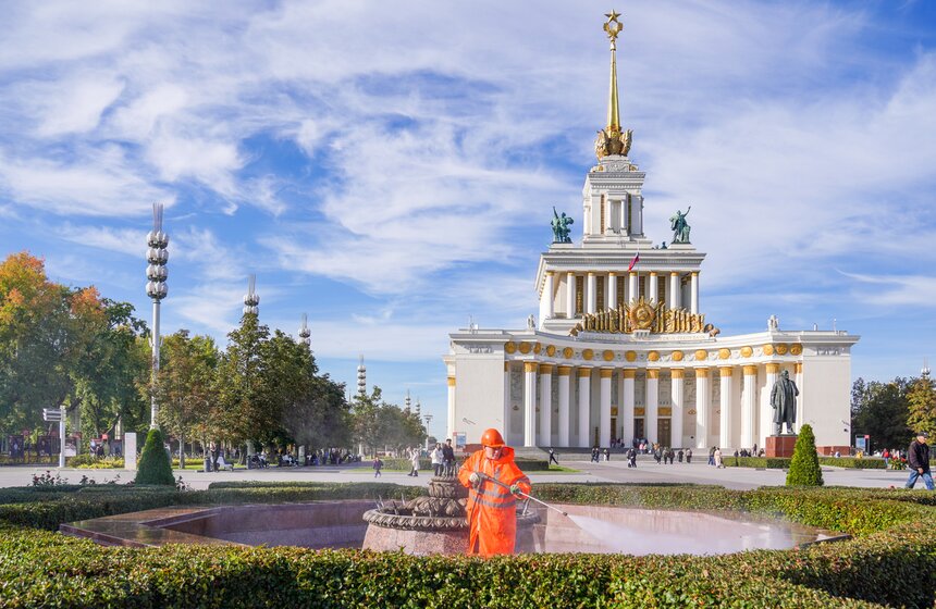 Сезон работы фонтанов завершился в Москве 8 фото