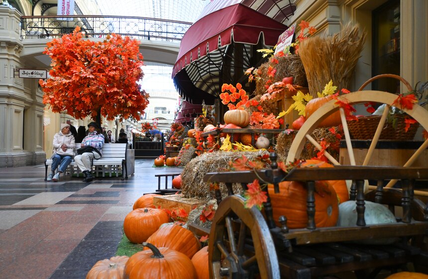 Осенние декорации украсили ГУМ 4 фото