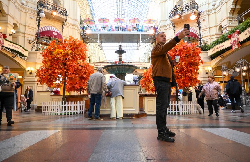 Осенние декорации украсили ГУМ 5 фото