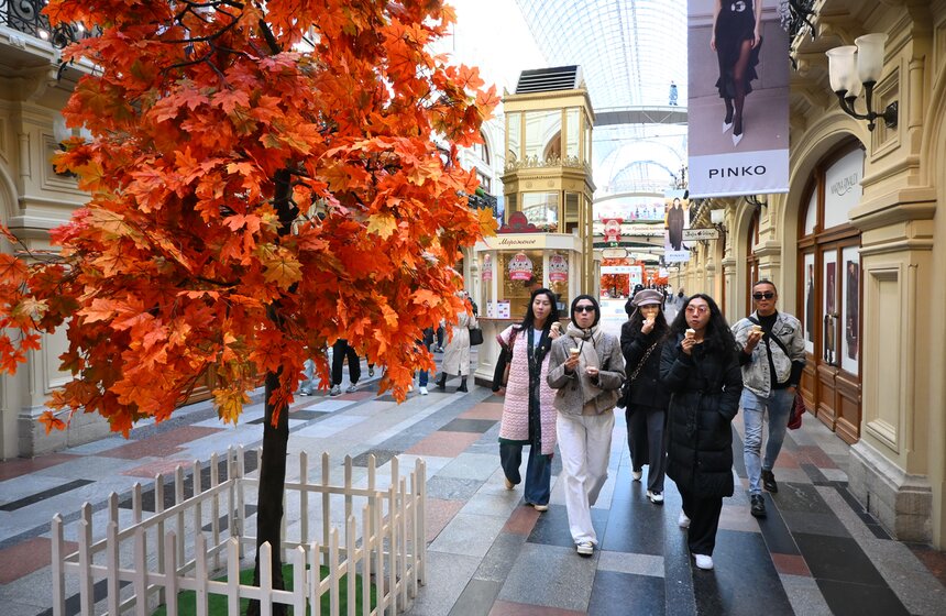 Осенние декорации украсили ГУМ 3 фото