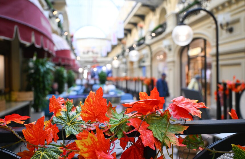 Осенние декорации украсили ГУМ 12 фото