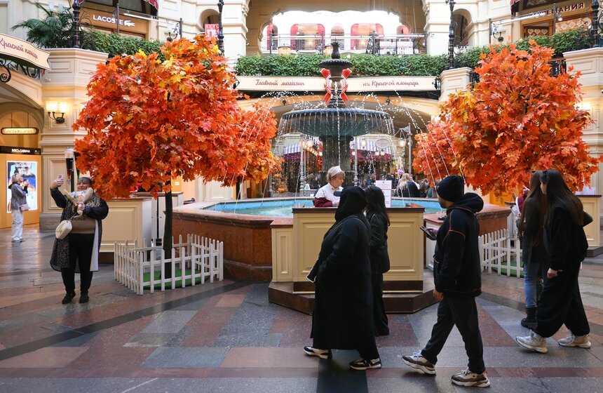 Осенние декорации украсили ГУМ 2 фото