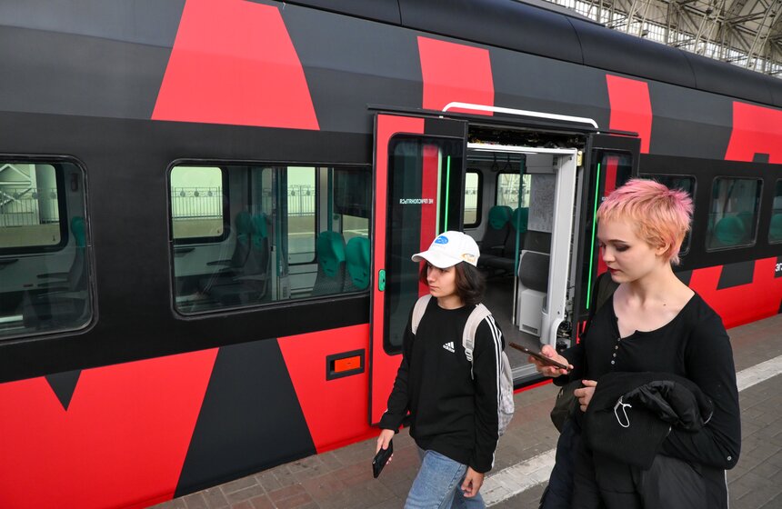 Сотую "Иволгу 4.0" в черном цвете запустили на МЦД-4 7 фото