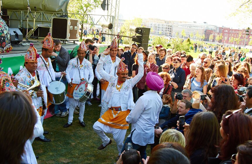 В столице прошел Международный фестиваль шагающих оркестров 25 фото