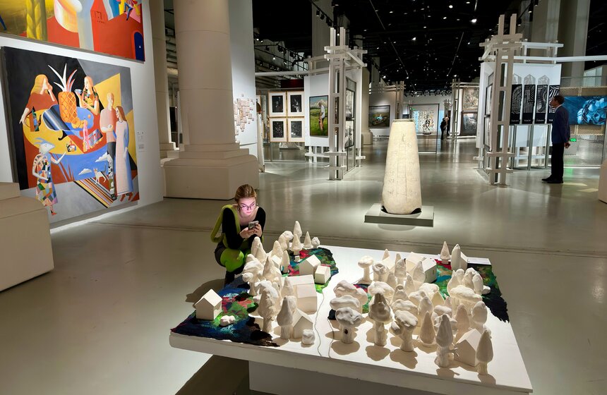 Выставка "Выпуск'25" заработала в "Паркинг Галерее" 20 фото