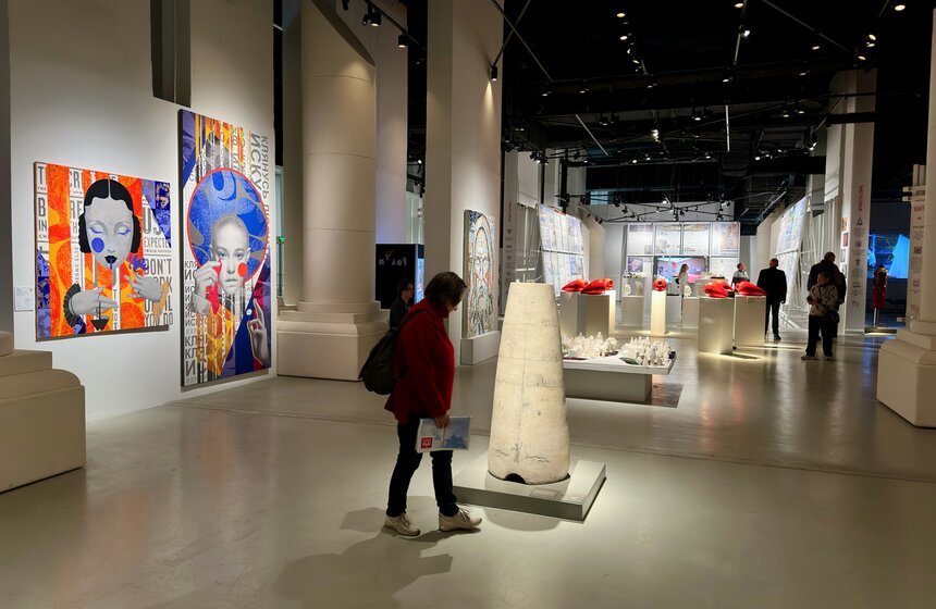 Выставка "Выпуск'25" заработала в "Паркинг Галерее" 10 фото