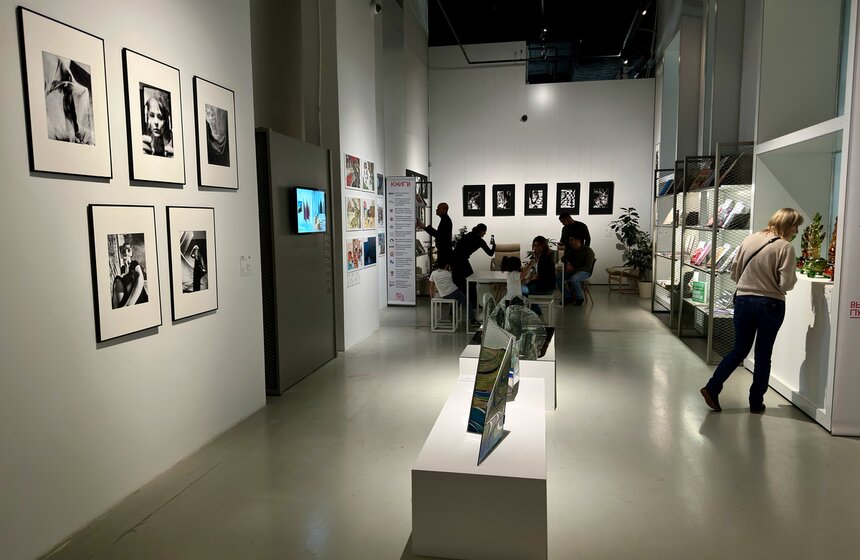 Выставка "Выпуск'25" заработала в "Паркинг Галерее" 14 фото