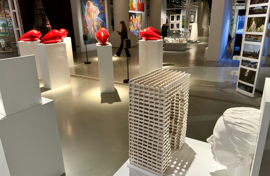 Выставка "Выпуск'25" заработала в "Паркинг Галерее" 18 фото