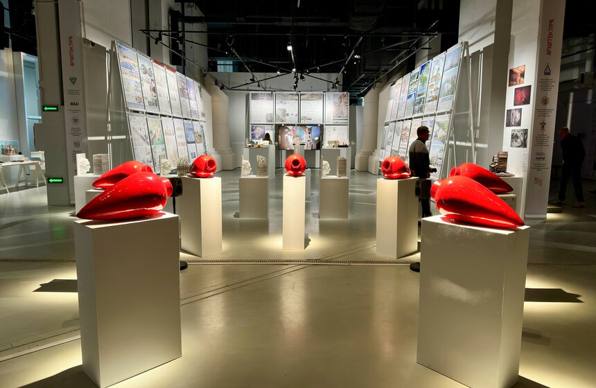 Выставка "Выпуск'25" заработала в "Паркинг Галерее" 6 фото