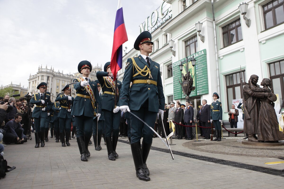 Прощание славянки в каком. Марш «прощание славянки» вокзал. Памятник прощание славянки. Прощание славянки на белорусском вокзале. Марш славянки памятник.