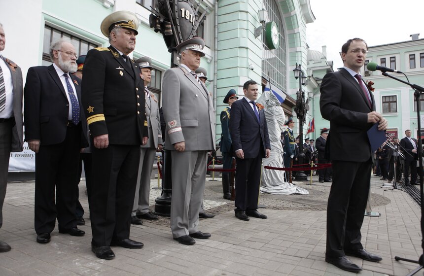 На Белорусском вокзале открыли памятник "Прощание славянки" 7 фото