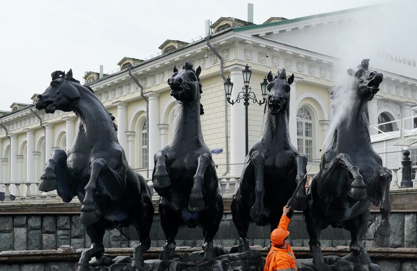 Фонтан "Гейзер" на Манежной площади в Москве подготовили к зимнему сезону 9 фото