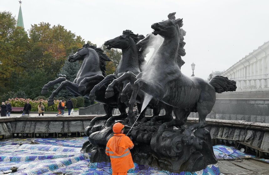 Фонтан "Гейзер" на Манежной площади в Москве подготовили к зимнему сезону 15 фото