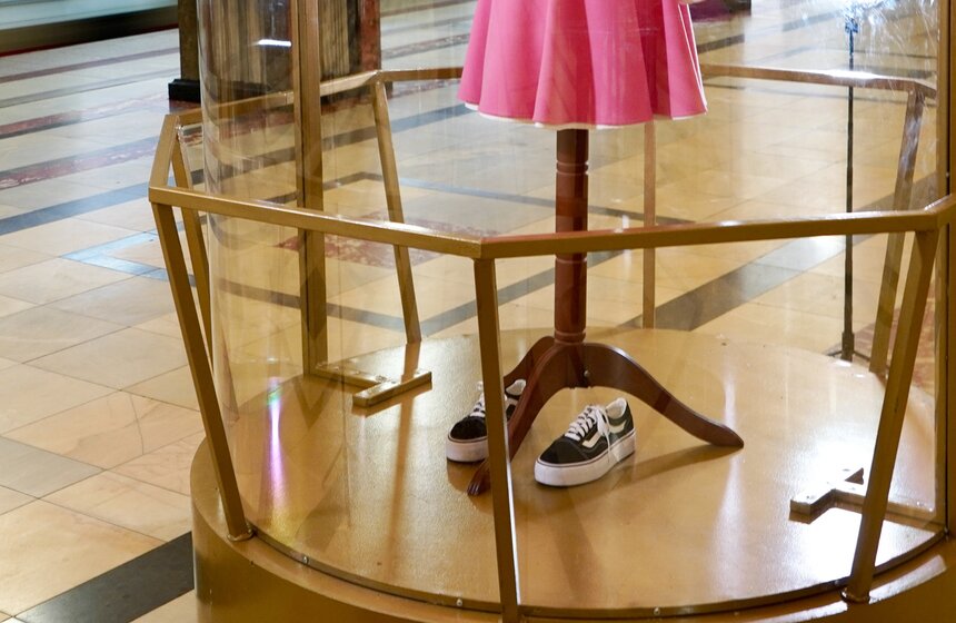 Выставка костюмов из "Алисы в стране чудес" открылась в столичном метро 4 фото