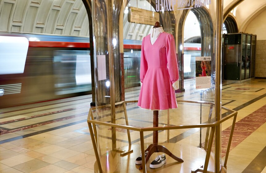 Выставка костюмов из "Алисы в стране чудес" открылась в столичном метро 10 фото