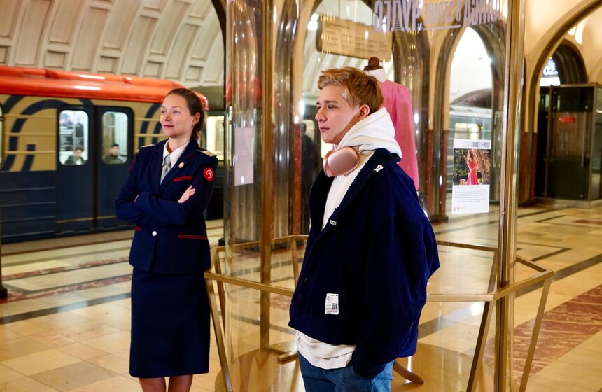 Выставка костюмов из "Алисы в стране чудес" открылась в столичном метро 7 фото