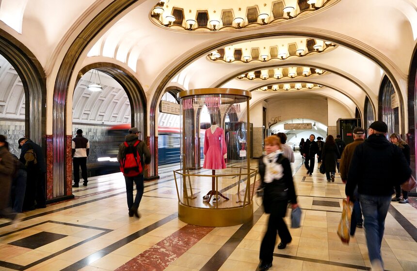 Выставка костюмов из "Алисы в стране чудес" открылась в столичном метро 1 фото