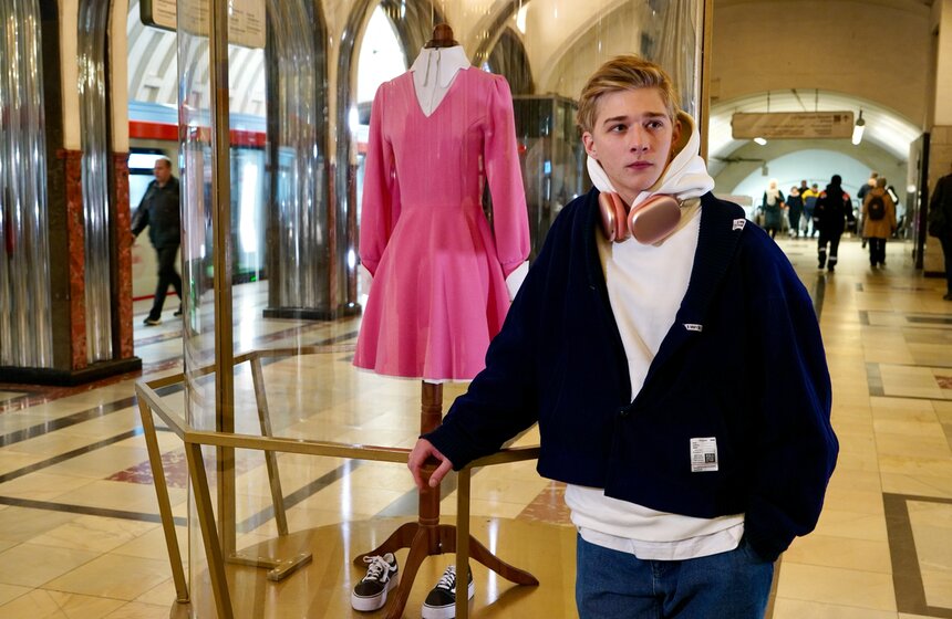 Выставка костюмов из "Алисы в стране чудес" открылась в столичном метро 8 фото