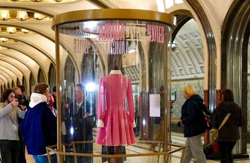 Выставка костюмов из "Алисы в стране чудес" открылась в столичном метро 6 фото